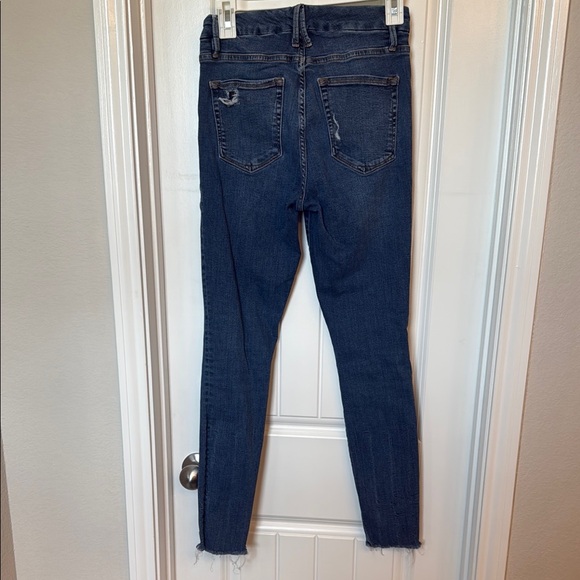 Good American Blue Skinny Jeans with Raw Hem - Picture 5 of 6